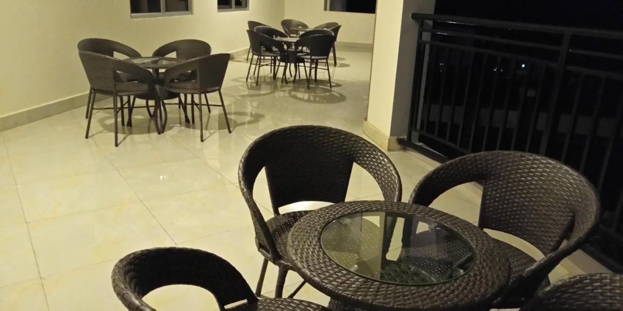 Eka Hoima Hotel Kültér fotó
