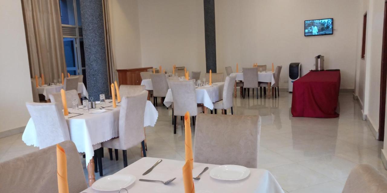 Eka Hoima Hotel Kültér fotó