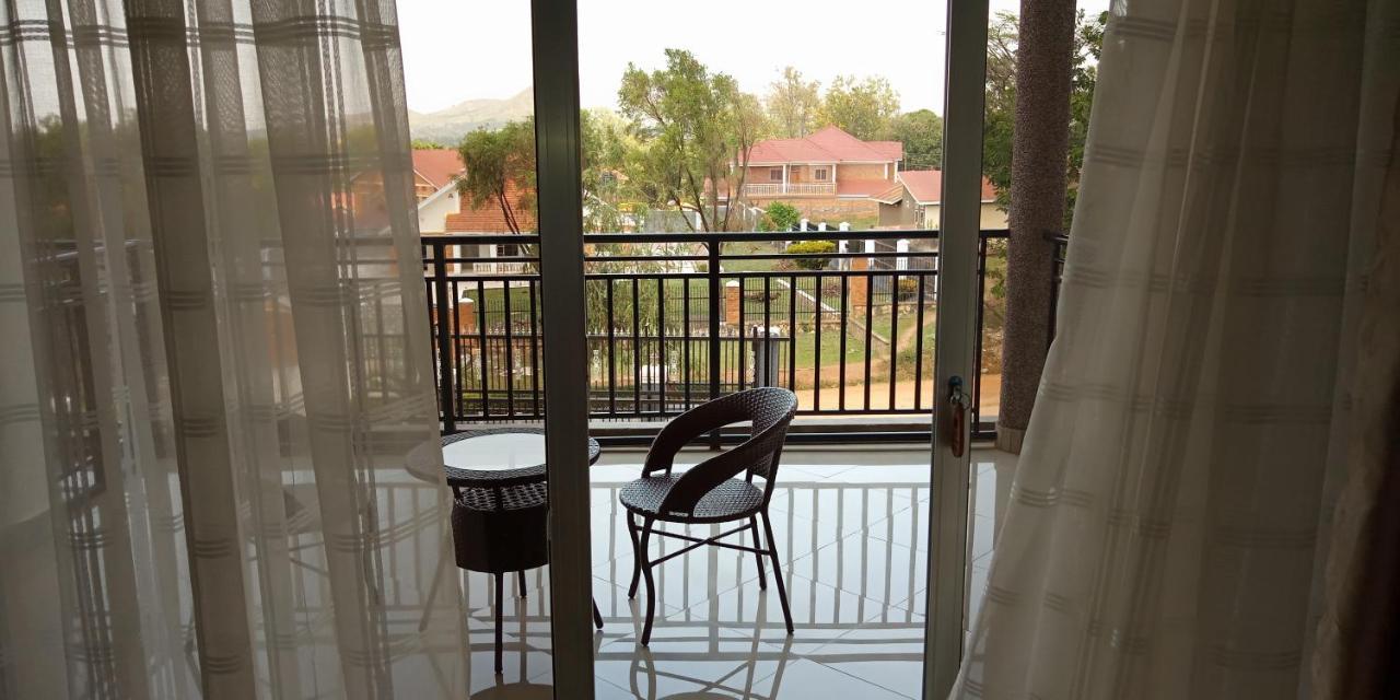 Eka Hoima Hotel Kültér fotó