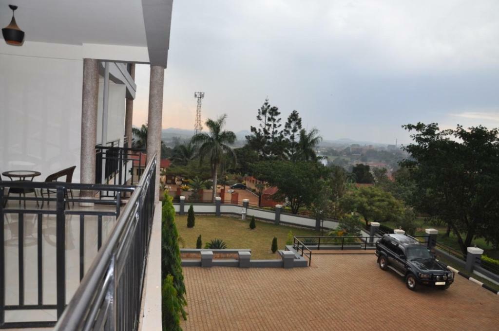 Eka Hoima Hotel Kültér fotó