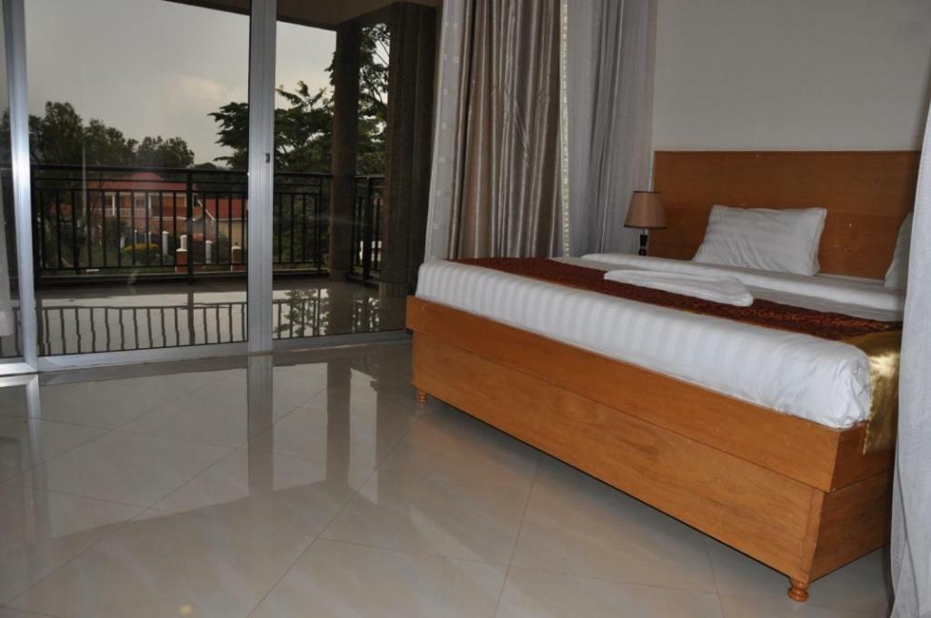 Eka Hoima Hotel Kültér fotó
