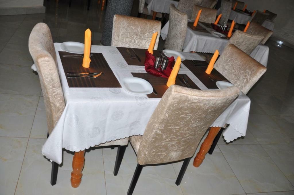 Eka Hoima Hotel Kültér fotó