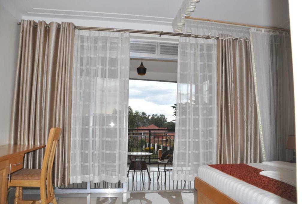 Eka Hoima Hotel Kültér fotó